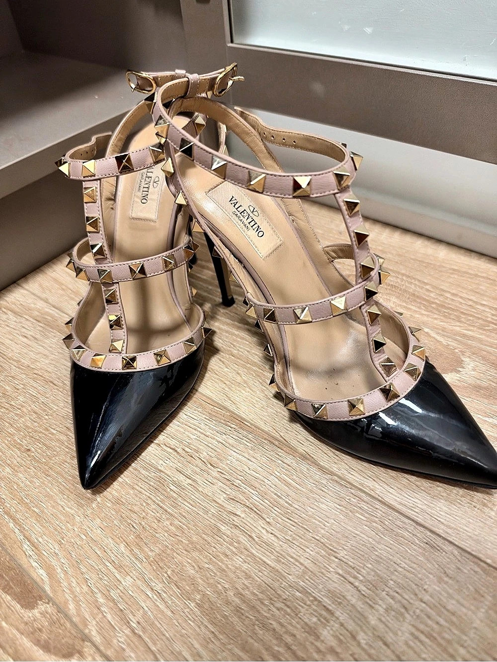 Valentino Rockstud Pointed-Toe Pumps in Black & Pink Like New